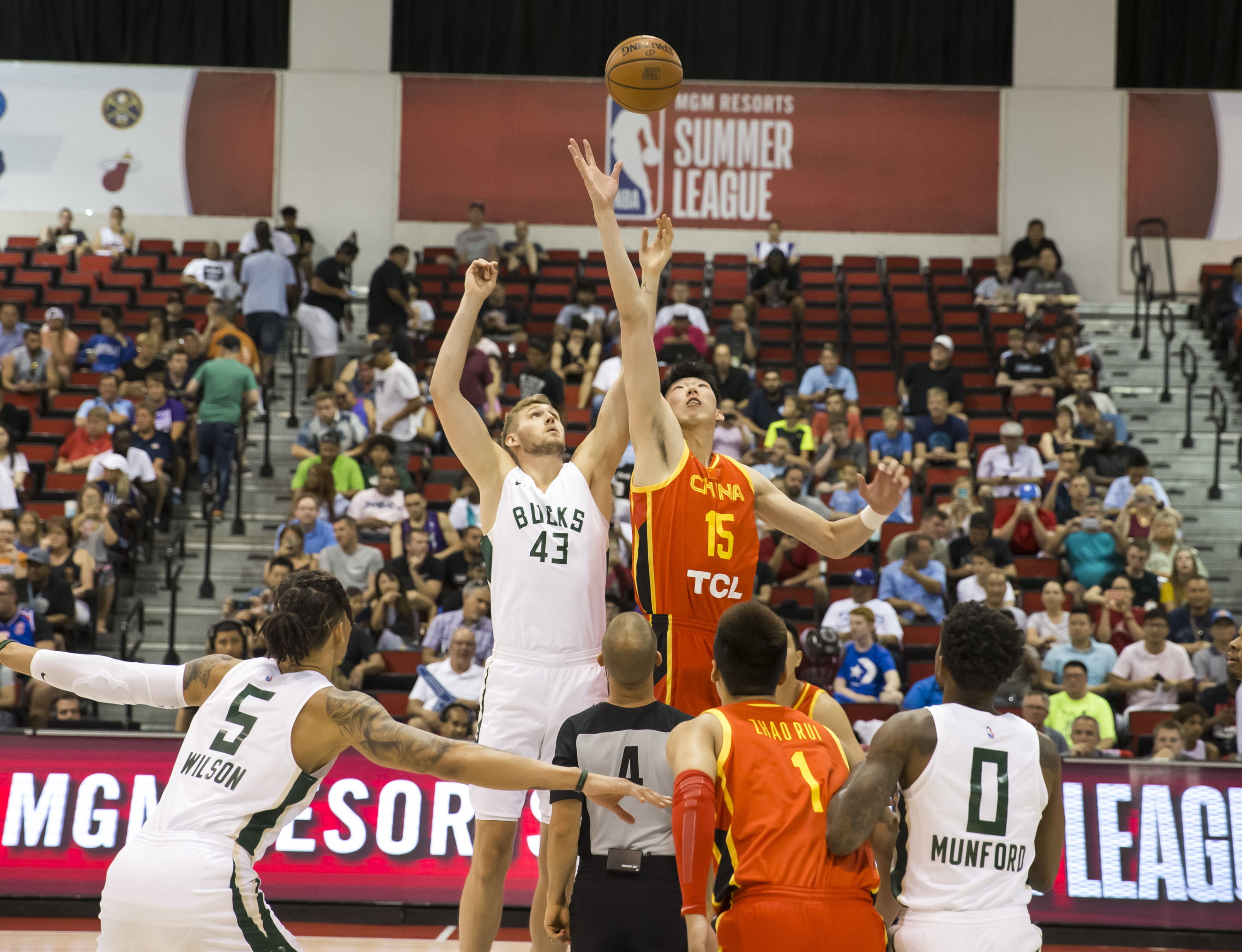 他们再次展 他们再次展